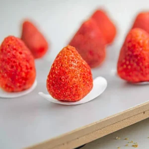 Low Fat Freeze Dried Strawberry Dried Food Sweet and Crunchy Snack with Box Packaging for Snack Lovers