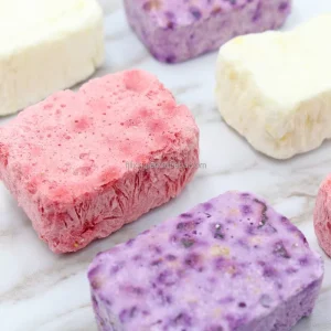 Sweet and Crispy Freeze Dried Strawberry Blueberry Cube Snacks Yogurt Healthy Food Freeze Dried Yogurt